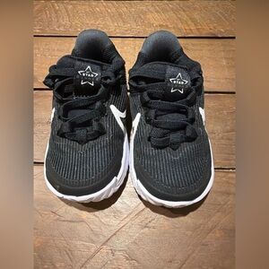 Nike Star Runner Infant Sneakers – Black & White – Size 4C